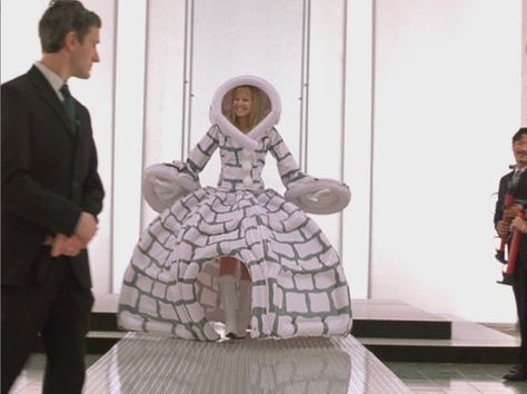 Lizzie McGuire Igloo Dress=IM OBSESSED The Lizzie Mcguire Movie, Iconic Halloween Costumes, Lizzie Mcguire Movie, Silver Sequin Top, Disney Musical, Hillary Duff, Emperors New Groove, Lizzie Mcguire, Cartoon Network Adventure Time