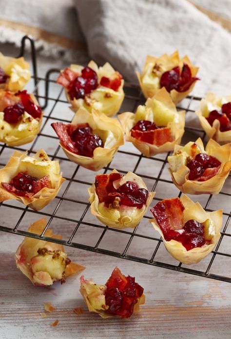 You don't have to wait until Christmas to have these easy bacon, brie and cranberry bites. How does Tuesday sound? Christmas Food Starters, Savory Buffet Food, Christmas Party Canapes, Easy Party Canapes, Buffet Starter Ideas, Christmas Starter Board, Appetisers Idea, Christmas Savoury Baking, Christmas Eve Nibbles