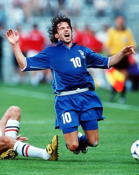 Italy 1 Norway 0 in 1998 in Marseille. Alessandro del Piero is brought down in the 2nd Round at the World Cup Finals. 90s Men Fashion, 1998 World Cup, Alessandro Del Piero, 90s Throwback, 90s Men, Vintage Football Shirts, Retro Football Shirts, Classic Football Shirts, World Cup Final