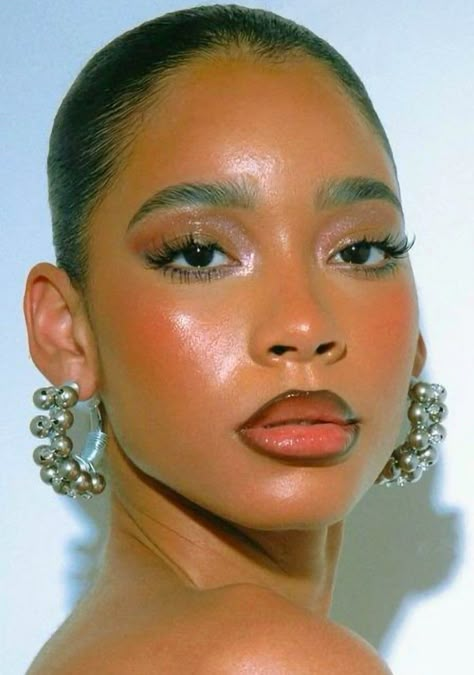 Brown And Orange Makeup, Subtle Pink Makeup, Natural Skin Makeup, Dark Skin Makeup Looks, Summer Eyeshadow Looks, Indie Photoshoot, Glowy Dewy Skin, Expression Eyes, Blush Looks