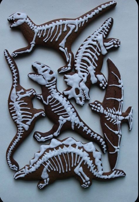 Dinosaur Skeleton Cake, Dinosaur Skeleton Art, Gingerbread Dinosaur, Dinosaur Sweets, Dinosaur Things, Skeleton Cake, Dinosaur Diy, Halloween Gingerbread, Dinosaur Food