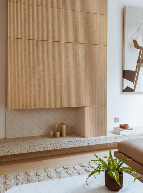 Houzz Tour: A Dark Modern Mews House Gets an Inspired Makeover | Houzz UK Wooden Slats Wall, Slats Wall, Flat London, Panel Furniture, Book Shelving, Furniture Overlays, Fluted Wall, Panel Wall Decor, Ikea Living