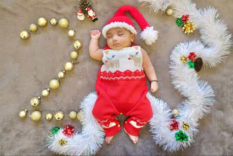 December Baby Month Picture, Christmas Theme Photoshoot Baby, Christmas Theme Baby Photoshoot, 5 Month Baby, 8 Month Baby, 2 Month Baby, 1 Month Baby, Christmas Baby Pictures, 4 Month Baby