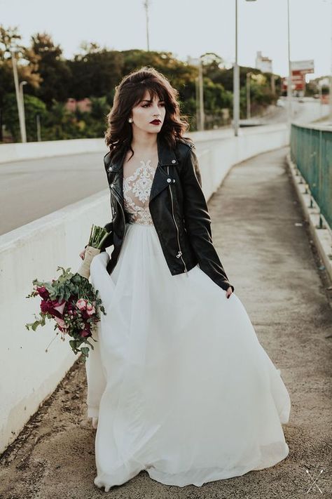 an edgy bridal look done with a black leather jacket and a dark lip plus a romantic wedding dress Grunge Wedding Dress, Edgy Wedding Dress, Grunge Wedding, Rocker Wedding, Edgy Bridal, Inspired Wedding Dress, Biker Wedding, Rockabilly Wedding, Edgy Wedding