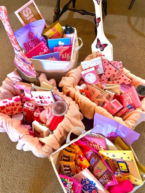 Pink big little baskets sorority Big Sis Gifts Cheer, Dance Gift Baskets, Cheer Sister Gift Baskets, Big Sis Lil Sis Gift Baskets, Big Sorority Gifts, Gift Ideas For Sorority Sisters, Sorority Big Sister Gifts Ideas, Sority Gift Baskets, Cheer Big Sister Gifts Ideas