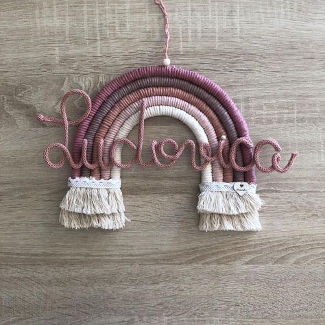 Buongiorno 🌷 I colori di questo arcobaleno sono stati scelti dalla piccola Ludovica 🌷 #macramé #macramerainbows #arcobalenomacrame #macramerainbowhanging #fiocconascitapersonalizzato #macramerainbow #macramedecor #macrame #fiocconascitafattoamano #fiocconascitahandmade Macrame, Macramé