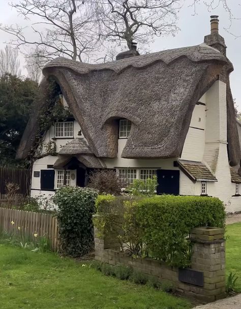 Lovely Houses, English Country Cottages, Cornwall Cottages, Cottage Exteriors, English Cottage Decor, Fairytale House, Castles In England, Fairytale Cottage, Medieval Houses