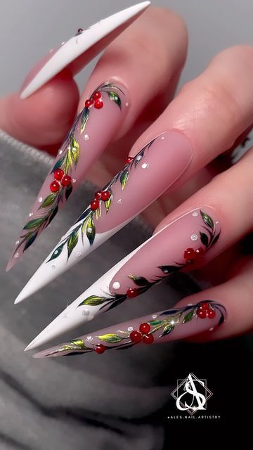 30 Birthday Nails Art Designs, Christmas Stellio Nails, Junk Christmas Nails, Pearl Christmas Nails, Christmas Stilleto Nails Designs, Christmas Stiletto Nails Designs, Winter Stiletto Nails Designs, Classy Christmas Nails Almond, Fancy Christmas Nails