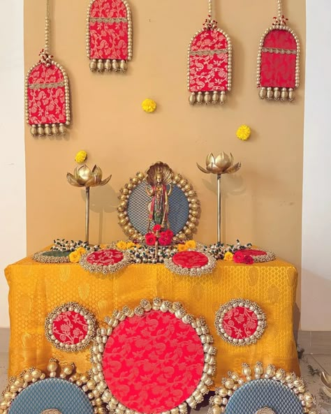 DECOR CHIDIYA (@decorchidiya) • Instagram photos and videos Diy Pooja Decoration, Diwali Mandir Decoration, Ganpati Decoration Ideas Creative, Mandir Decoration Ideas At Home, Dhanteras Pooja, Ganesha Decoration Ideas, Indian Decoration Ideas, Pooja Backdrop, Ganapati Decorations