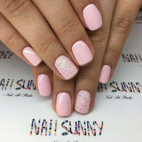 Ongle en gel rose : 40+ idées pour un nail art parfait Ongles Rose Pastel, Manicure Shellac, Wedding Nail Polish, Pale Pink Nails, Pink Gel Nails, Light Pink Nails, Short Gel Nails, Pink Gel, Sparkle Nails