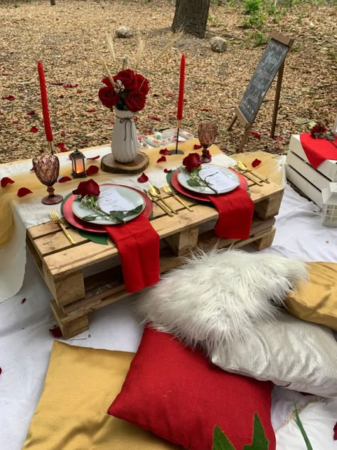 Cute Romantic Dates, Valentine Picnic Ideas For Couples, Anniversary Picnic Ideas Romantic, Candle Light Dinner At Home, Picnic Amigas, Vday Picnic, Picnic Set Up Ideas, Girlfriend Proposal Ideas, Valentine Picnic