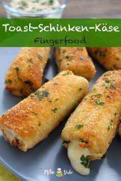 Fingerfood Ein Rezept für Käse-Schinken-Röllchen mit Toast und einer Parmesan Pandade. Super für zwischendurch, als Snack, oder als Mitbringsel auf Partys. Schön knusprig frittiert, schmeckt es sehr lecker. #rezept #fingerfood #käse Ham Rolls, Cheesecake Vegan, Couscous Salat, Diner Recept, Party Finger Foods, Tater Tots, Mango Salsa, Ham And Cheese, Tortellini