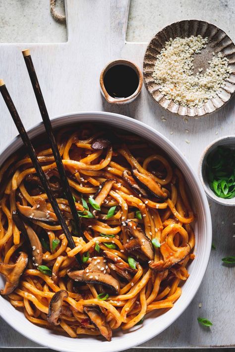 Spicy Udon Noodles, Ginger Scallion Sauce, Udon Noodles Recipe, Drunken Noodles, Best Meals, Stir Fry Noodles, Asian Sauce, Sesame Sauce, Asian Inspired Dishes