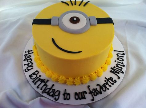 Simple but Sweet Minion cake from Original Cake Lady Minion Birthday Cake Easy, Simple Minion Cake, Diy Minion Cake, Minion Birthday Cake Ideas, Minons Cake, Easy Minion Cake, Minions Cake Ideas, Minion Cake Ideas, Cupcakes Minecraft