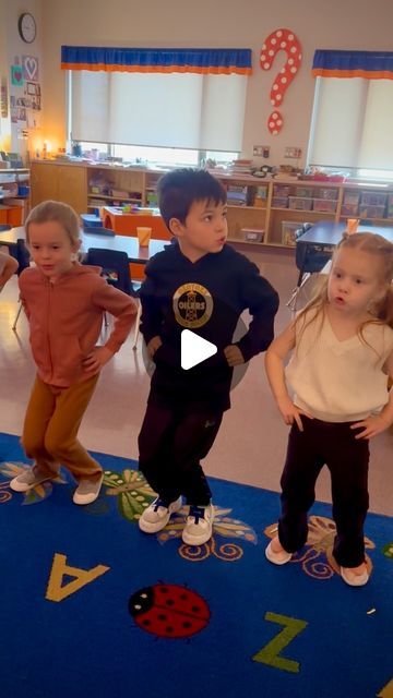 137K views · 3.4K likes | Patty 💜 Kindergarten Teacher on Instagram: "👂👂 SOUND BLENDING  is one of  the most important skills beginning readers work on.  📚 It is key to being able to figure out or DECODE words that are UNFAMILIAR.   💫 Practicing SOUND BLENDING orally builds confidence.   It helps the  UNFAMILIAR sound FAMILIAR !!!! 💛   🩶🩶 If you would like FIVE  thoughts for managing the delivery of word and sound games comment FIVE THOUGHTS. 🩶😃🩶  #learningtoread #icanread #readingisfundamental #readingislife #kindergartenteachers #lettersandsounds #speechpathology #dyslexiaawareness" Blending Games For Kindergarten, Interactive Phonics Activities, Letter Sound Activities Kindergarten, Blending Activities For Kindergarten, Letter Sounds Activities Kindergarten, Blending Sounds Activities, Sound Blending, Letter Sound Games, Letter Learning Activities