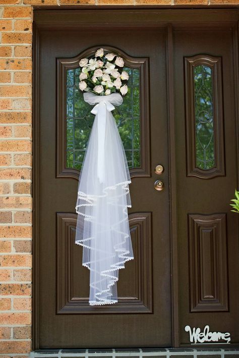 Flowers on the front door for the wedding day Wedding Door Decorations, Wedding Staircase, Door Decoration Ideas, Wedding Vase Centerpieces, Bridal Shower Decorations Diy, Wedding Doors, Bridal Shower Diy, Wedding Wreaths, Bridal Brunch