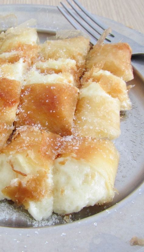 Bougatsa Recipe, Greek Recipes Dessert, Greek Pastries, International Desserts, Greek Sweets, Greek Desserts, Greek Cooking, Greek Dishes, Cannoli