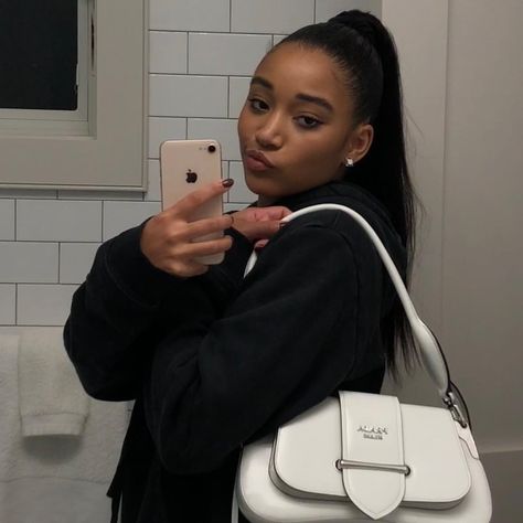 Lord knows I’m gonna have to return this bag within the next few days but for the moment the devil does indeed wear Prada hunny Amandla Stenberg, Grunge Hair, The Devil, Black Girls Hairstyles, Brown Skin, Looks Style, Black Is Beautiful, Hairstyles With Bangs, Get The Look