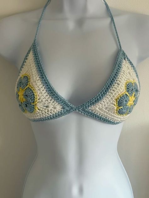 Crochet Flower Bikinis, Crochet Ideas Clothes Summer, Crochet Rave Outfit, Jean Shorts Outfit Ideas, Crochet Bras, Tops To Crochet, Crochet Flower Top, Crocheted Clothing, Jean Shorts Outfit