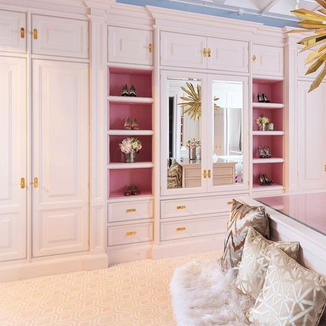 Christopher Peacock on Instagram: “Soft blush pink looks good on every woman.  #christopherpeacock #christopherpeacockcabinetry #beautifulrooms #closets #dressingrooms #lux…” Mountains Tattoo Design, Christopher Peacock, Dressing Room Design Ideas, Pink Laundry Rooms, Mountains Tattoo, Pink Looks, Dream Closet Design, Luxury Closets Design, Closet Layout