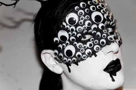 Googly Eyes Costume, Surrealist Ball Costumes, Eyeball Halloween Costume, Googly Eyes Makeup, Eyeball Mask, Black And White Halloween Makeup, Eyeball Makeup, Eyeball Costume, Mask Black And White