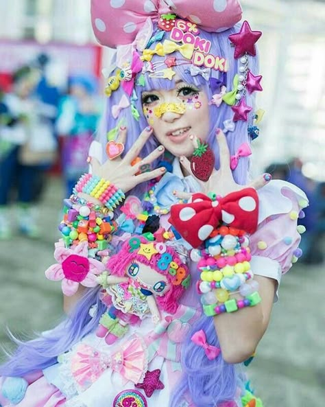 Decora fashion is a Japanese fashion subculture that started in the late 1990s. Many say that the peaked in the mid-2000s. Decora is characterized by brightly colored clothing and accessories. Decora kids collect eye-catching accessories such as hair clips, bracelets, necklaces, stuffed animals and bags and use them to decorate their look. Decora Kei Fashion, Decora Outfits, Decora Style, Decora Fashion, Decora Harajuku, Harajuku Decora, Mode Harajuku, Harajuku Girl, Grunge Pastel