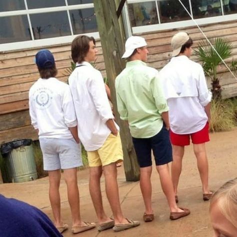 24 Facts Only West Coasters Who Moved To The East Coast Understand East Coast Preppy, Frat Boy Costume, Frat Style, Preppy Outfits Men, Frat Boy Outfit, Class Aesthetic, Country Club Outfit, Senior Week, Southern Preppy