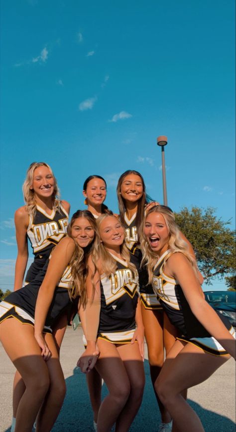 High School Cheerleading Pictures, Cheerleading Picture Poses, School Leggings, High School Cheerleading, Women Leggings Outfits, School Cheerleading, College Cheerleading, Cute Cheer Pictures, Cheers Photo