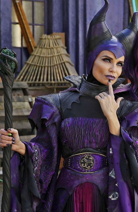 Descendants Wicked World, Descendants Costumes, Mal And Evie, Sleeping Beauty Maleficent, Maleficent Costume, Disney Channel Original, Magic Dress, Zombie Disney, Disney Descendants