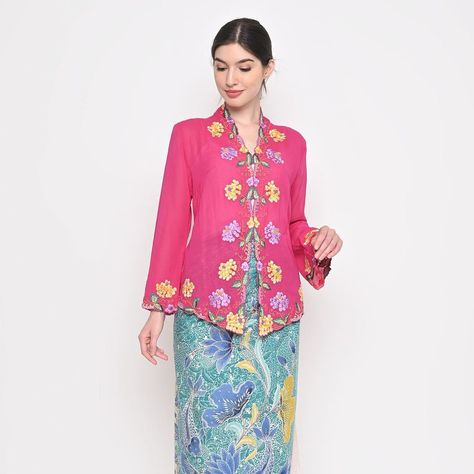 Kebaya Peranakan, Peranakan Kebaya, Indonesia Traditional Clothes, Kebaya Nyonya, Malay Traditional, Indonesian Clothing, Eid 2024, Indonesian Kebaya, Indonesia Traditional