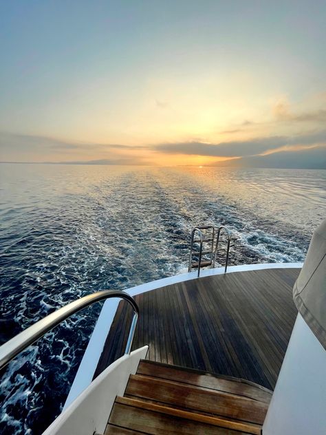 #aesthetic #summer #sunset #goldenhour #yacht Yacht Vacation Aesthetic, Yatch Aesthetic Photos, Yacht Aesthetic, Need A Vacation, Summer Sunset, Aesthetic Summer, Aesthetic Photo, Airplane View, Vision Board