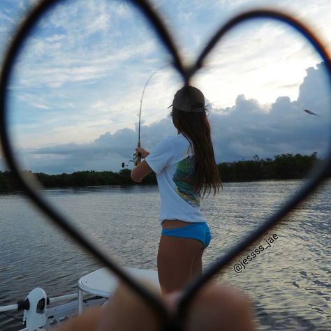 Jessica loves fishing for Redfish with best friend Haley - https://www.skifflife.com/874090/jessica-loves-fishing-for-redfish-with-best-friend-haley/ Fishing Photo Shoot, Fishing Couples, With Best Friend, Alaska Fishing, Fishing Photos, Fishing Photography, Fishing Pictures, Salmon Fishing, Fishing Women