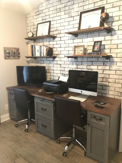 Brick Wall Home Office, Office With Brick Wall, Brick Wall Office, Spavaca Soba, Guest Room Office Combo, Sunroom Office, Brick Living Room, Bedroom Workspace, Brick Accent Wall