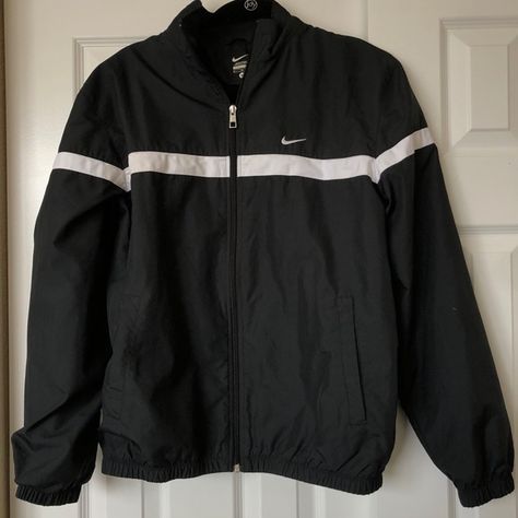 Nike Wind Breaker Outfit, Old Nike Jacket, Black Windbreaker Outfit, Nike Sport Jacket, Nike Windbreaker Outfit, Nike Jacket Vintage, Black Nike Jacket, Black Jacket Outfit, Nike Coat