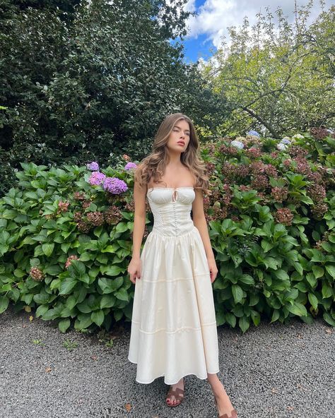 @tamfrancesconi in Garden Party - a dreamy spring look💐 High Waist Dress, Lace Straps, Waist Strap, Spring Looks, Evening Attire, Floral Mini Dress, Glamorous Evening Gowns, Strap Dress, Flowing Maxi Dress