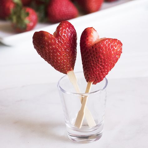 How to make strawberry hearts from fresh strawberries. Step-by-step instructions to make the cutest strawberry hearts in a just a few minutes. Also, see how to easity dip in chocolate. Strawberry Garnish Ideas, Strawberry Sandwiches, Pomegranate Sorbet, Strawberry Garnish, Heart Strawberries, Beet Cake, Strawberry Snacks, Strawberry Delight, Strawberry Tart