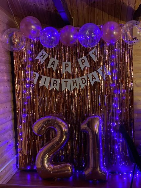 Cute Backdrops For Parties, Ideas For Birthday Party At Home, 21st Birthday Ideas Themed Parties, Birthday Balloon Backdrop Ideas, 21th Birthday Party Ideas, Simple Birthday Theme, 21st Birthday Themes For Her, 21 Birthday Theme Ideas, Glitter Party Ideas