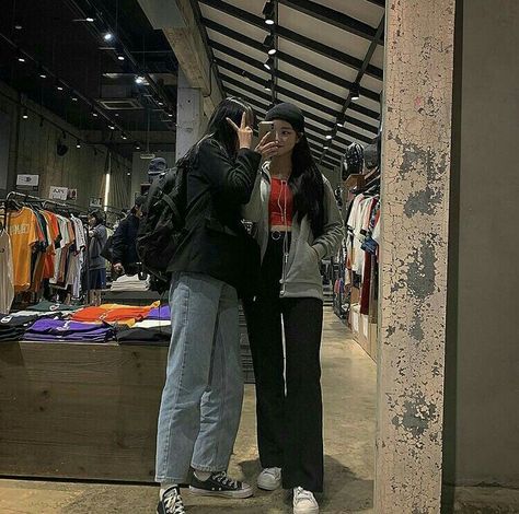 Korean Grunge Aesthetic, Korean Grunge, I Dont Need Friends, Ulzzang Outfit, Korean Picture, Friend Goals, Friend Poses, Best Friend Goals, Japanese Outfits