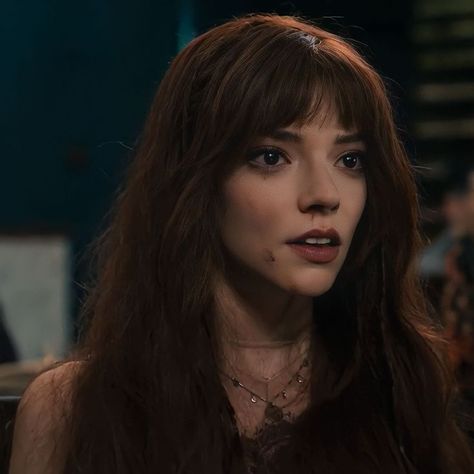 the menu, movie, film, horror, thriller, comedy, screenshot, quotes, anya taylor-joy, margot mills, ralph fiennes, nicholas hoult, chef slowik, slowik, aesthetic, icon Red Bangs, Anya Joy, Mom Fall, Anya Taylor Joy, Famous Women, Aesthetic Images, Aesthetic Movies, Bad Hair, The Menu