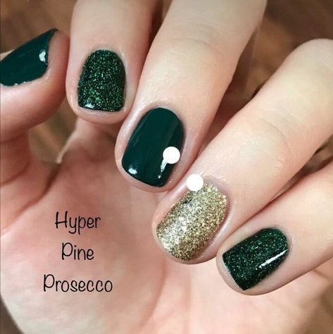 Shellac Nails New Years, Winter Dip Nails Ideas, Green Almond Tip Nails, Forest Green Dip Nails, Short Holiday Acrylic Nails, Red And Green Nail Ideas, Xmas And New Years Nails, Christmas Green Nails Gel, Dark Green Nails With Gold Glitter