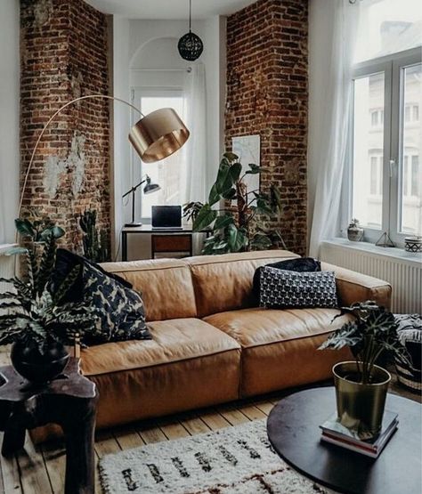 Furnitur Ruang Keluarga, Brown Leather Couch, Ett Hem, Industrial Interior Design, Style Deco, Leather Couch, Living Room Inspo, A Living Room, Living Room Inspiration