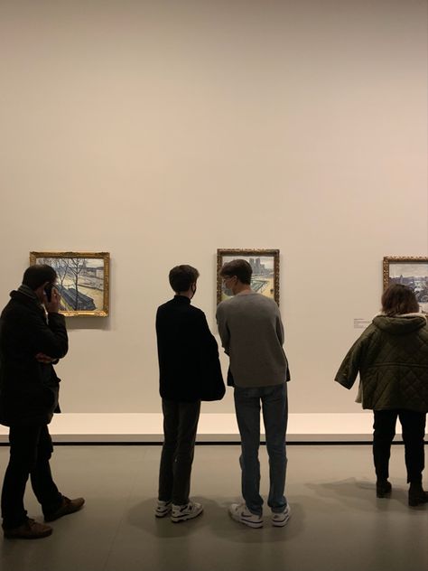 People Looking At Art In Museum, Opportunities Aesthetic, People In Museum, Museum Pics, Photo Museum, Group Picture Poses, Museum Date, Museum Photography, Aesthetic Paris