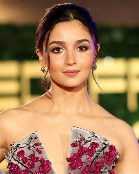 Alia Bhatt Hairstyles, Soft Eye Makeup, Faith Evans, Alia Bhatt Photoshoot, Traditional Hairstyle, Soft Makeup Looks, Subtle Makeup, Traditional Indian Outfits, Beautiful Dresses For Women