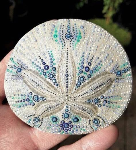 13 SAND DOLLAR ART AND CRAFT IDEAS - Seas Your Day Painted Sand Dollars, Sand Dollar Craft, Sand Dollar Art, Sand Dollar Ornament, Art Coquillage, Seashell Projects, Seashell Painting, Shell Crafts Diy, Sea Crafts