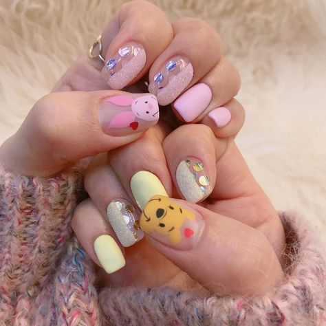 Piglet Nail Art, Pooh Bear Nails, Winnie The Pooh Nails, Pooh Nails, Beach Nails Art, Poo Bear, Disneyland Nails, Character Nails, Disney Nail Designs