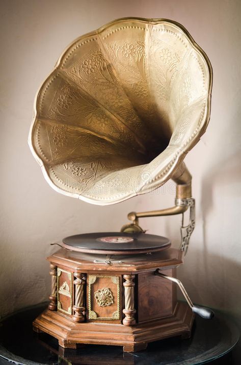 Old Gramophone Vintage, Vintage Gramophone Aesthetic, Old Antique Things, Gramophone Aesthetic Vintage, Aesthetic Gramophone, Cool Antiques, Classicism Aesthetic, Objet Aesthetic, Gramophone Aesthetic