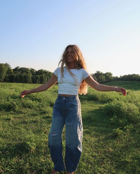 sometimes simple is better Our Tommy barrel leg jeans let a simple outfit still stand out 🫶🏽 #newarrivals #onlineboutique #barreljeans #shopsmall Barrel Jeans Outfit, Beachy Outfit, Barrel Leg Jeans, Barrel Jeans, Fits Clothes, Jeans Outfits, Simple Outfit, Still Standing, Jeans Outfit