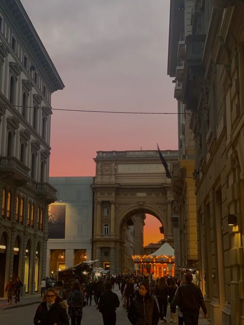 #sunset #aesthetic #italy #florence #colors Florence Italy Instagram Pictures, Florence Aesthetic Italy, Nyu Florence, Florence Italy Aesthetic, Florence Aesthetic, Aesthetic Italy, Moving To Italy, Mediterranean Summer, Italy Florence