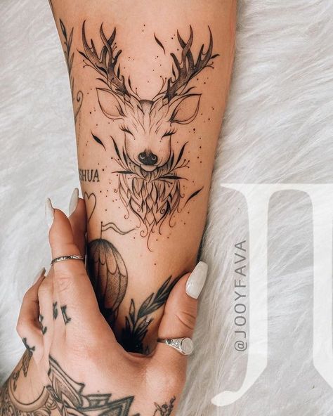 Hirsch Tattoo Frau, Deer Tattoo Designs, Hunting Tattoos, Simple Tattoos For Women, Owl Feather, Deer Tattoo, Inspiration Tattoos, Leg Tattoos Women, Tatuaje A Color