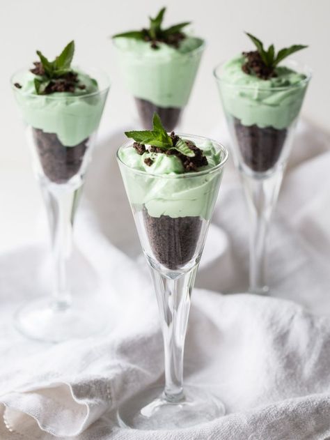 Grasshopper Mint Parfait Remember the Grasshopper cookies you loved as a kid? Well, I’m going retro with this Grasshopper Mint Parfait creating a light, easy summer dessert that everyone from the youngest to the oldest will love.  http://intentionalhospitality.com/grasshopper-mint-parfait/ Grasshopper Recipe, Grasshopper Pie Recipe, Inn Recipes, Cookies Cream Cheese, Grasshopper Cookies, Easy Summer Dessert, Parfait Recipe, Chocolate Covered Cookies, Parfait Desserts